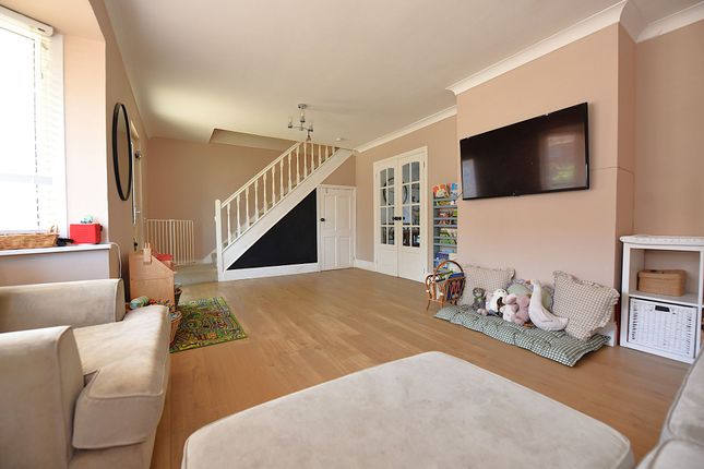 25 Harland Road, St. Neots photo 2
