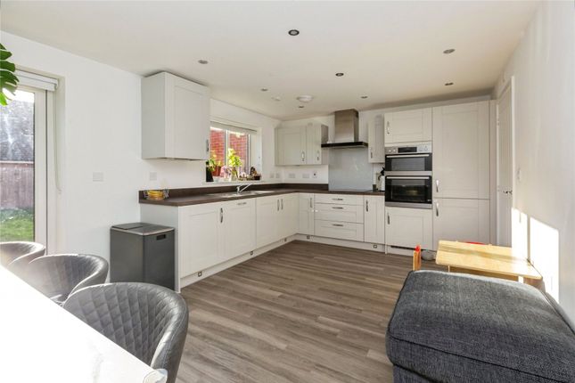 31, Blue Rock Drive, Buckinghamshire photo 2