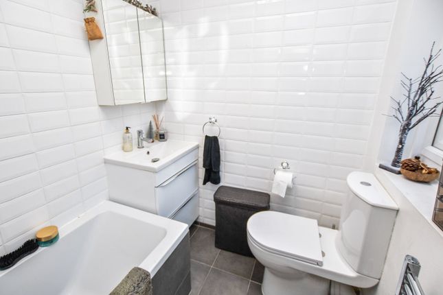 38C, Selby Road, London photo 4