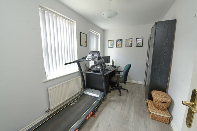 10, Hugh De Port Lane, Fleet photo 4