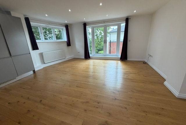 Flat 4 The Heights , Maypole Road, East Grinstead photo 5