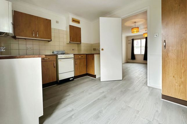 21, Frogmore Close, Slough photo 4