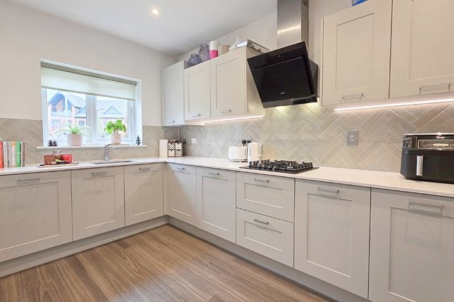 22 Hawthorn Drive, Crowthorne, Berkshire photo 2