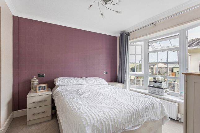 4, Nightingale Rise, Addlestone photo 4
