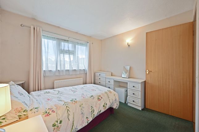 27, Bladon Gardens, Harrow photo 4