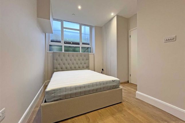Unit H, London House, 42, Upper Richmond Road West, London photo 3
