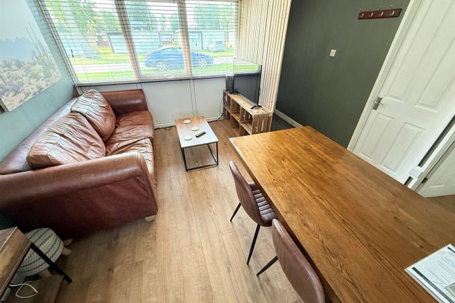 6 Seadell Chalet Park, Beach Road, Great Yarmouth photo 2