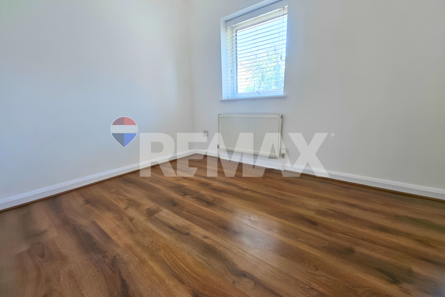 21, Widgeon Close, London photo 3