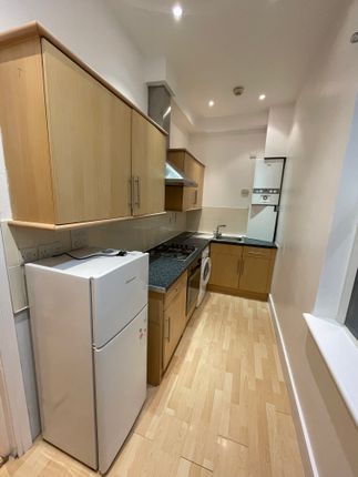 Flat to rent in Norbury Avenue, Thornton Heath