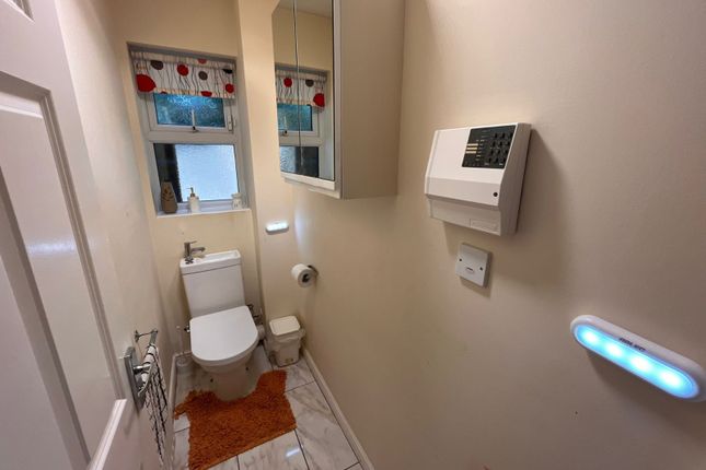 5, Middlethorne Court, Leeds photo 2