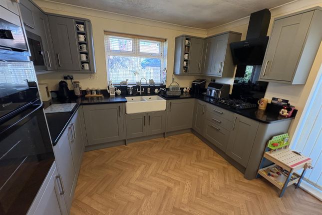 12, Western Avenue, Batley photo 3
