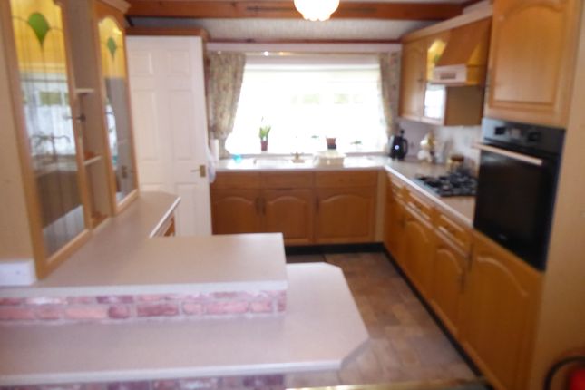 40, Laburnum Court, Redehall Road, Smallfield, Horley photo 4
