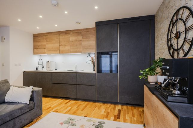 32, Baltic Avenue, Brentford photo 3