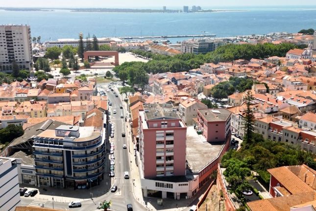 Thumbnail Parking/garage for sale in Rua José Pereira Martins, União Das Freguesias De Setúbal, Setúbal