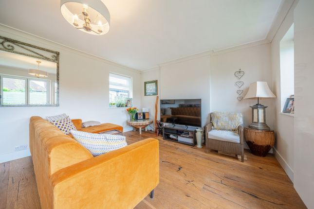 11, Barton Close, Shepperton photo 3