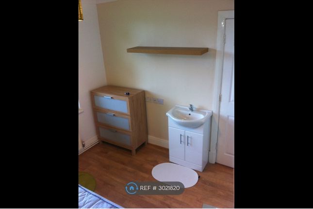 Room   Station Road, Carlton, Nottingham photo 5
