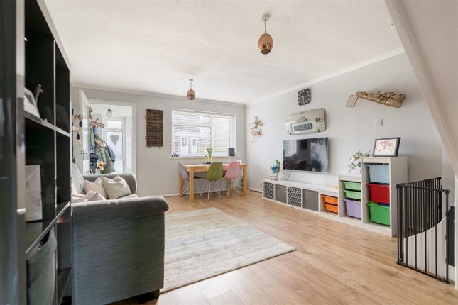 12, Barnsnap Close, Horsham photo 3