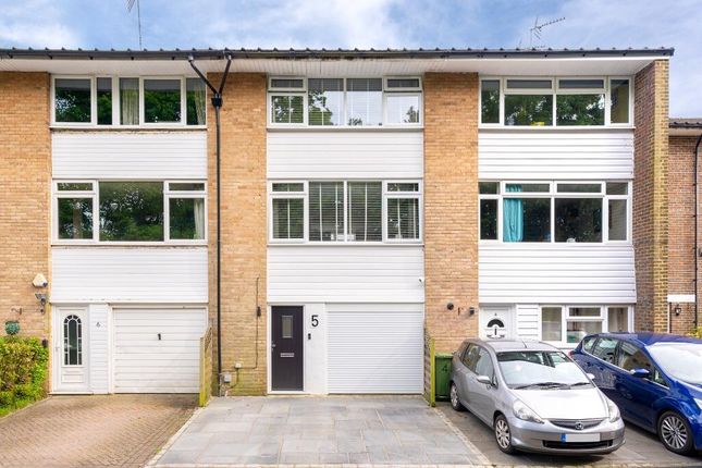 Thumbnail Town house for sale in Dale Close, Horsham