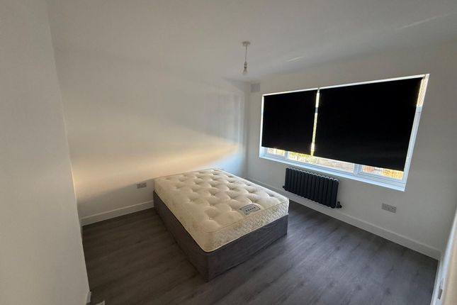 28 Kimberley Road, London photo 5