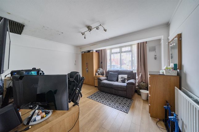 23, Shadwell Drive, Northolt photo 2