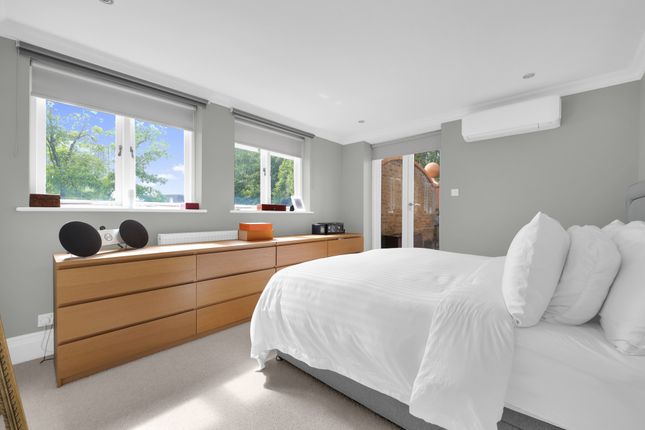 2-bed house on Flat 19, 31 Three Colt Street, London, £3,000/mo