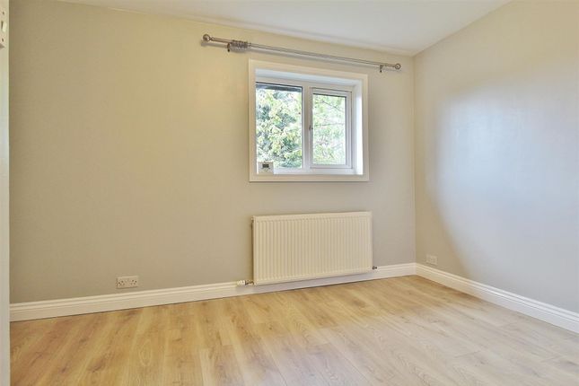 31 Heather Close, Isleworth photo 4