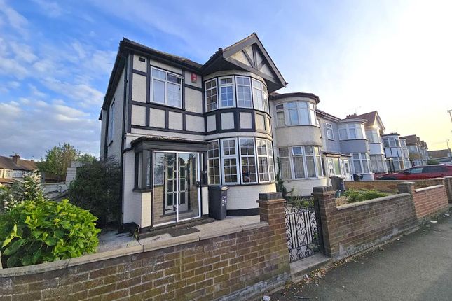 40, Eleanor Cross Road, Waltham Cross photo 2