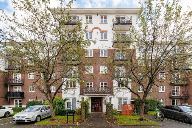 Flat for sale in Brompton Park Crescent, Fulham