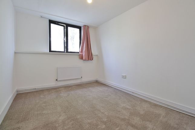 16 Mogden Lane, Isleworth photo 4