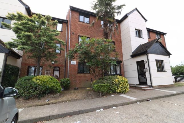 Flat to rent in Plowman Close, London