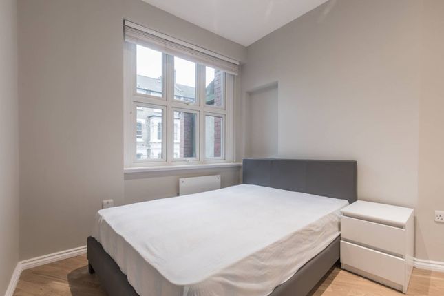 Flat to rent in Blythe Road, Brook Green, London