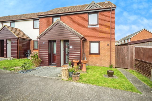 2-bed flat on 30, Flack Gardens, Hoo, £155,000