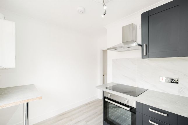 Flat to rent in Springfield Road, London