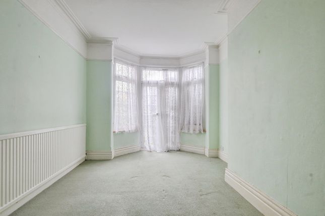 43, Westcliff Park Drive, Westcliff-on-sea photo 3