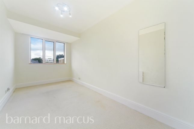 Flat for sale in South Bank, Surbiton