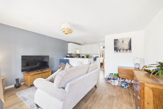 34, Woodford Court, Gloucester photo 4