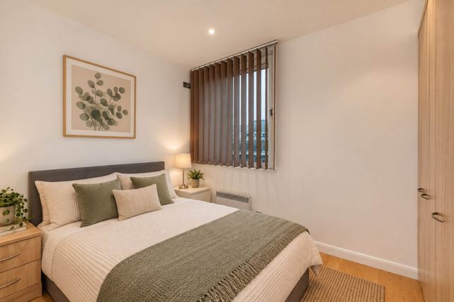 Flat 17, Wilton Road, London photo 3