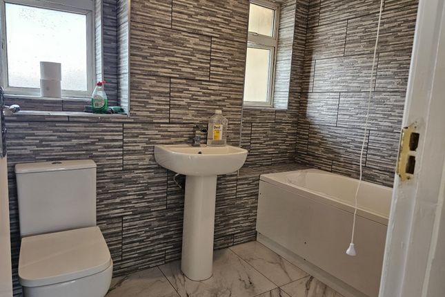 Flat 525,, Lady Margaret Road, Southall photo 4
