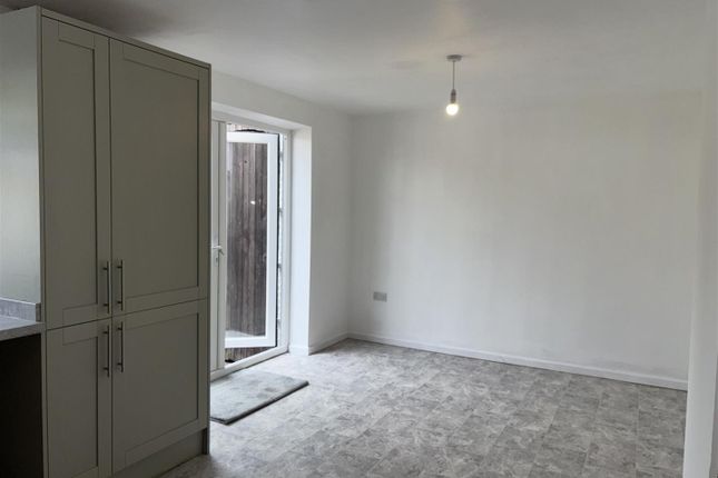 587, Brinnington Road, Stockport photo 4