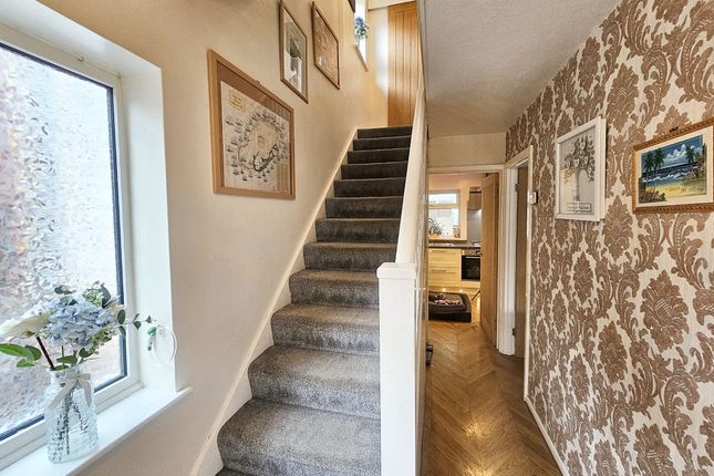 14 Woods Hill Close, East Grinstead photo 3
