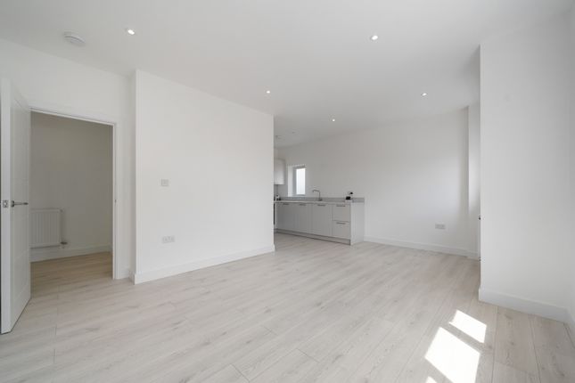 42 Cross Keys Close, Edmonton photo 2