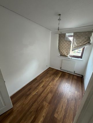28, Holden Close, Dagenham photo 5