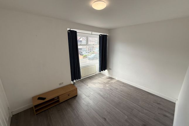 18, Manser Road, Rainham photo 2