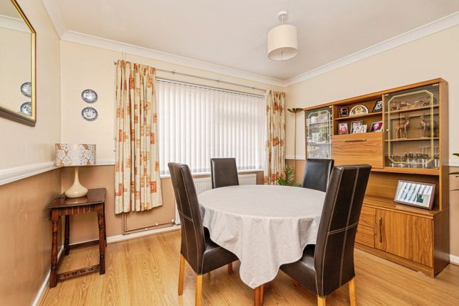 6, Willow Way, Surrey photo 4