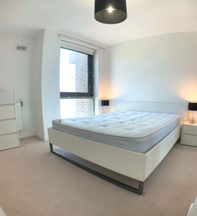 Flat to rent in Ben Jonson Road, Mile End, London