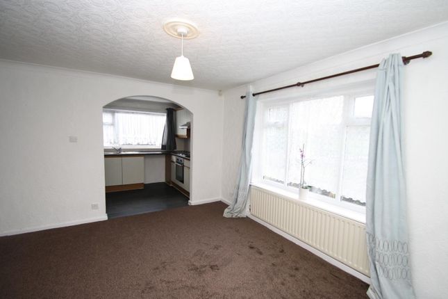 29, Shakespeare Lawn, West Yorkshire photo 4