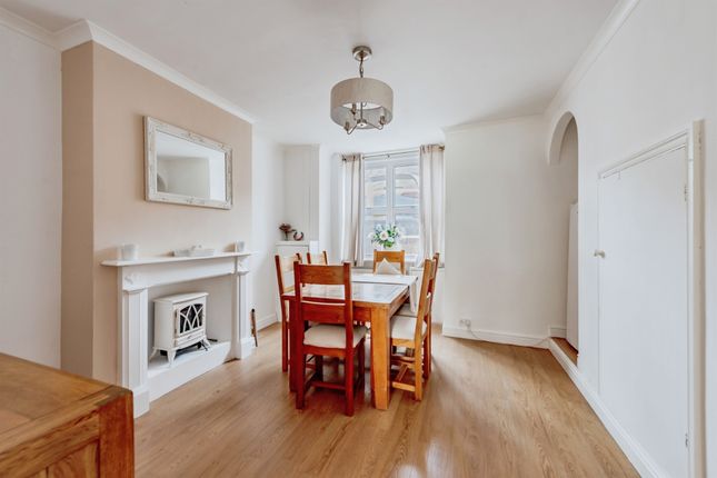 20, Earlsbrook Road, Redhill photo 4