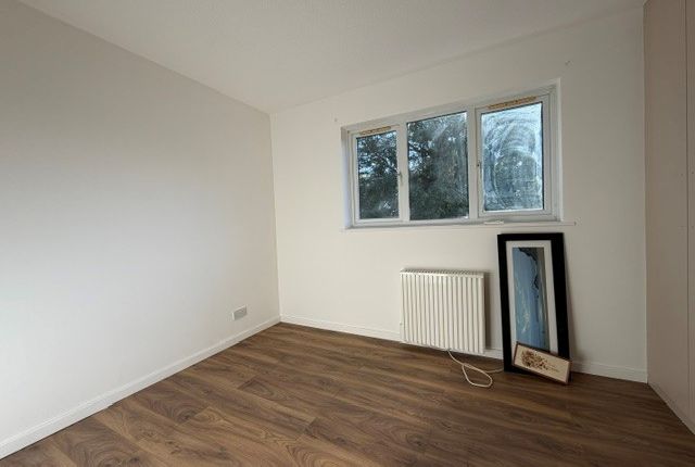 15, Luton photo 3