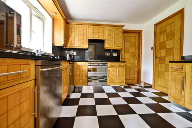 2, Lime Tree Close, Leeds photo 3