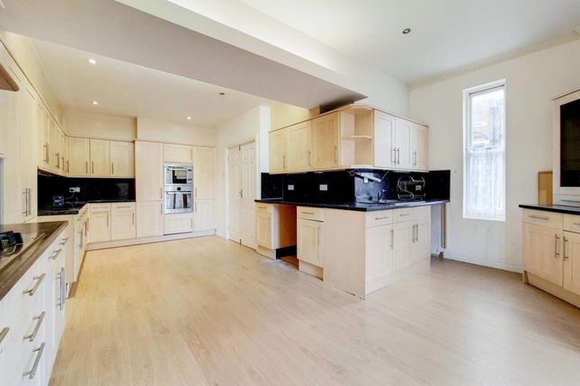 Thumbnail Flat to rent in Chislehurst Road, Bickley, Bromley